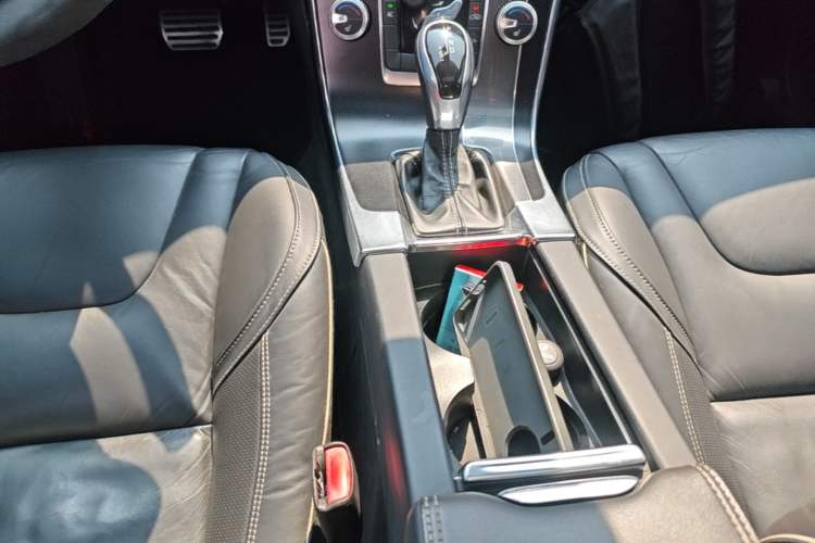 Used Volvo V60 2015 T5 Zhiyi Personalized Sport Edition Gear Lever