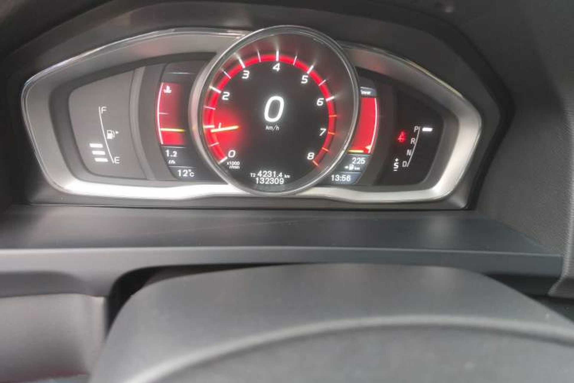 Used Volvo V60 2015 T5 Zhiyi Edition Odometer Close Up