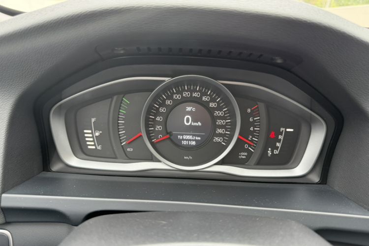 Used Volvo V60 2015 T5 Zhiyi Edition Odometer Close Up