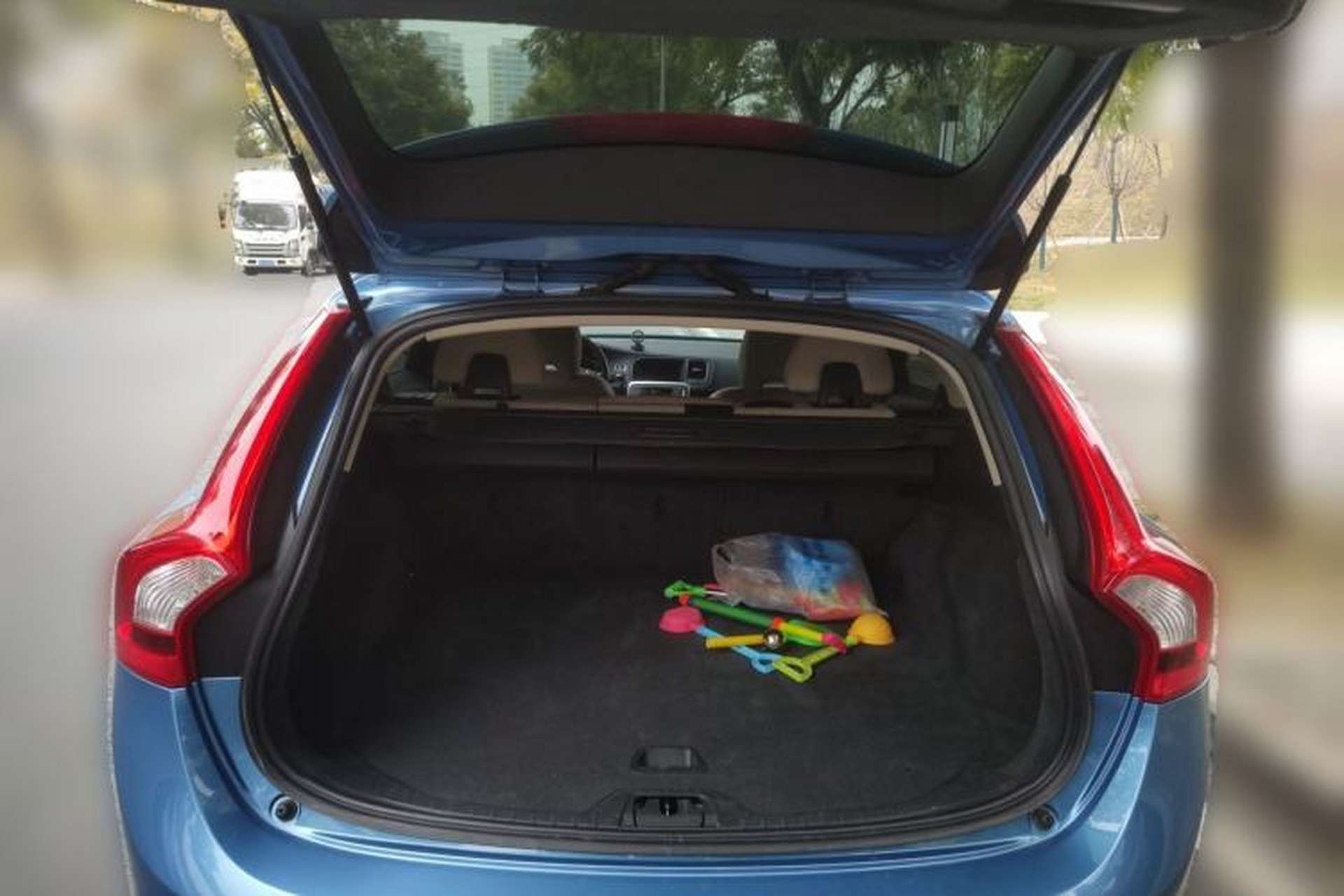 Used Volvo V60 2015 T5 Zhiyi Edition Trunk