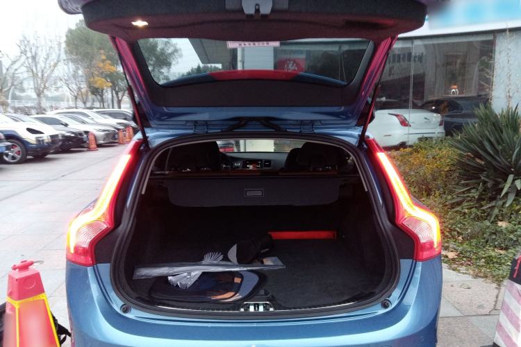 Used Volvo V60 2015 T5 Zhiya Edition Trunk