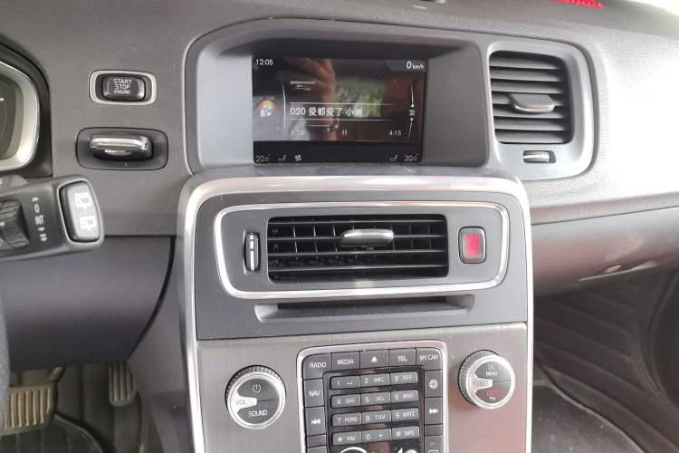 Used Volvo V60 2015 T5 Zhiya Edition Audio And AC Panel