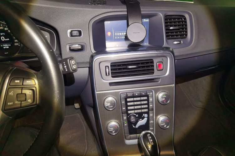 Used Volvo V60 2015 T5 Zhiyi Edition Audio And AC Panel