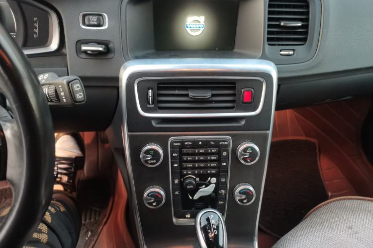 Used Volvo V60 2015 T5 Zhiya Edition Audio And AC Panel