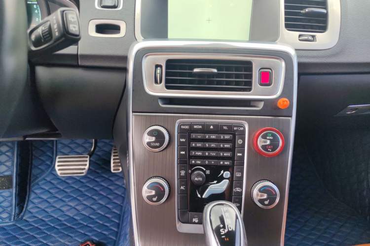 Used Volvo V60 2015 T5 Zhiya Edition Audio And AC Panel