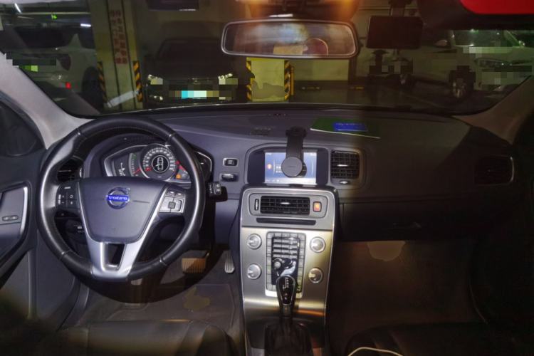 Used Volvo V60 2015 T5 Zhiyi Edition Center Console
