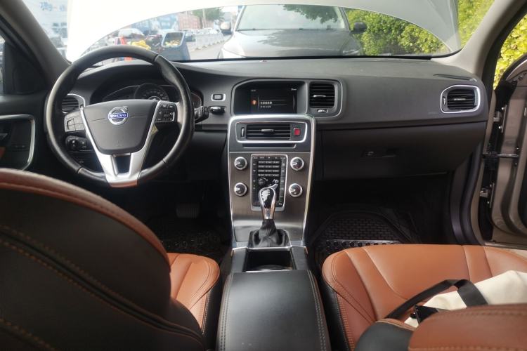 Used Volvo V60 2015 T5 Zhiyi Edition Center Console
