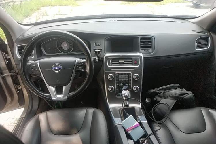 Used Volvo V60 2015 T5 Zhiyi Edition Center Console