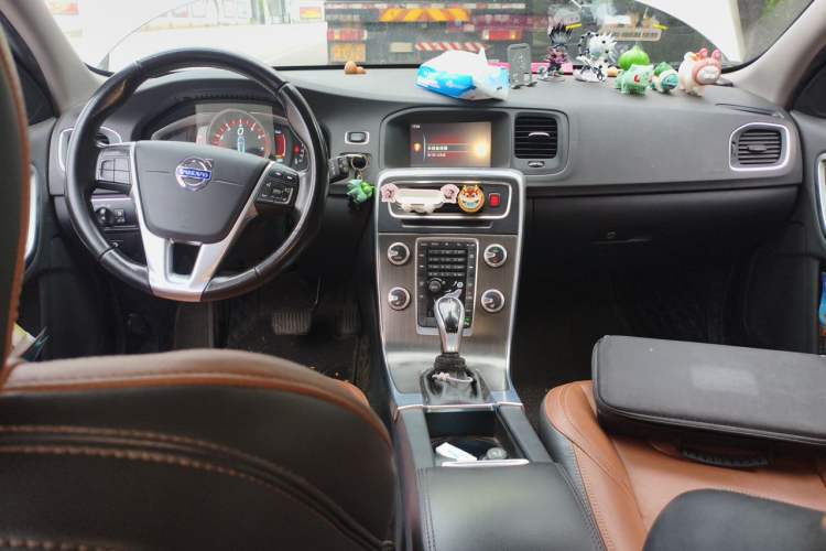 Used Volvo V60 2015 T5 Zhiyi Edition Center Console