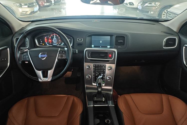 Used Volvo V60 2015 T5 Zhiya Edition Center Console