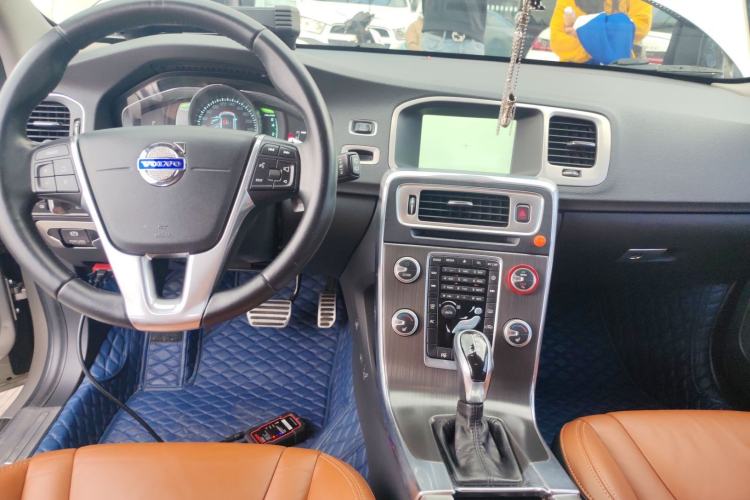 Used Volvo V60 2015 T5 Zhiya Edition Center Console