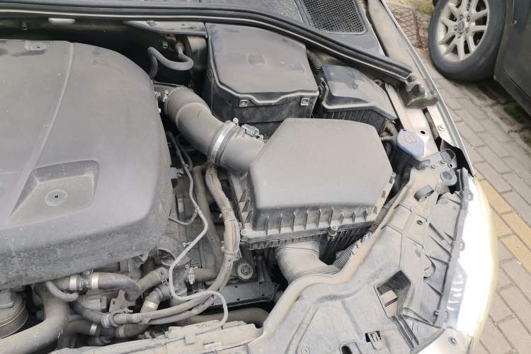 Used Volvo V60 2015 T5 Zhiya Edition Engine Bay Left