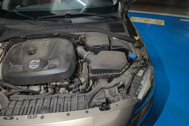 Used Volvo V60 2015 T5 Zhiya Edition Engine Bay Left