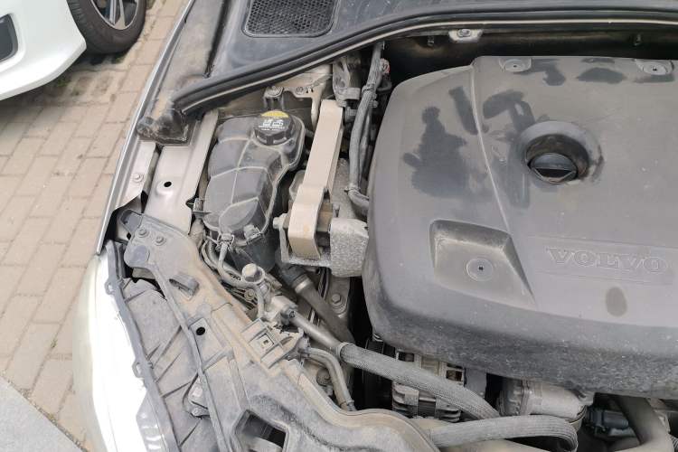 Used Volvo V60 2015 T5 Zhiya Edition Engine Bay Right