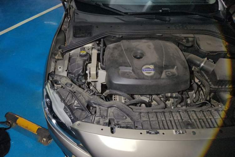 Used Volvo V60 2015 T5 Zhiya Edition Engine Bay Right