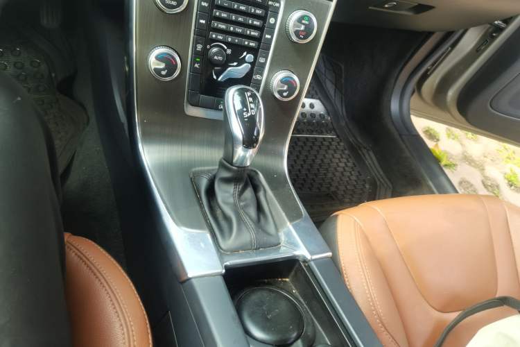 Used Volvo V60 2015 T5 Zhiyi Edition Gear Lever