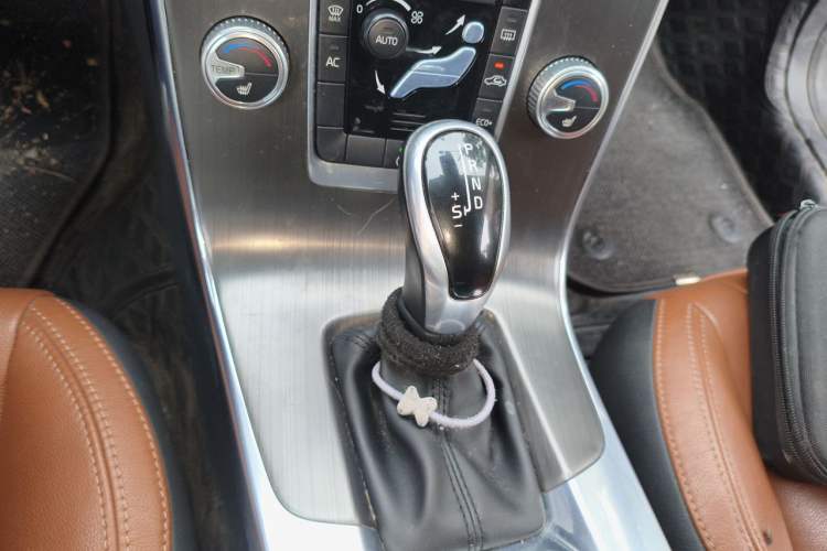 Used Volvo V60 2015 T5 Zhiyi Edition Gear Lever