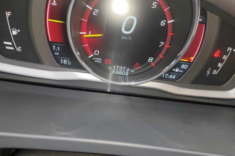 Used Volvo V60 2015 T5 Zhiya Edition Odometer Close Up