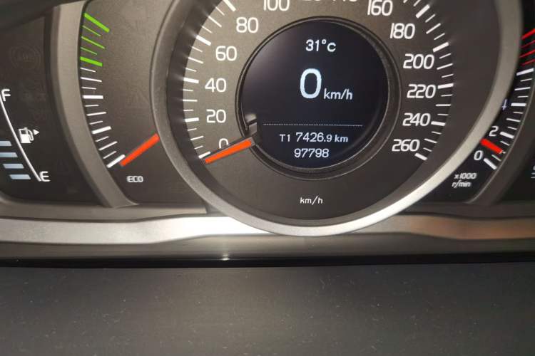 Used Volvo V60 2015 T5 Zhiyi Edition Odometer Close Up