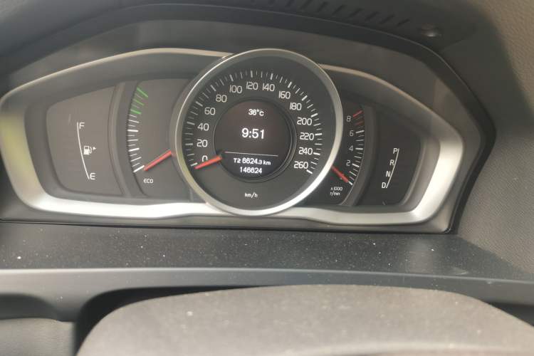 Used Volvo V60 2015 T5 Zhiyi Edition Odometer Close Up