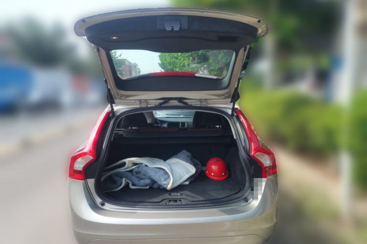 Used Volvo V60 2015 T5 Zhiyi Edition Trunk