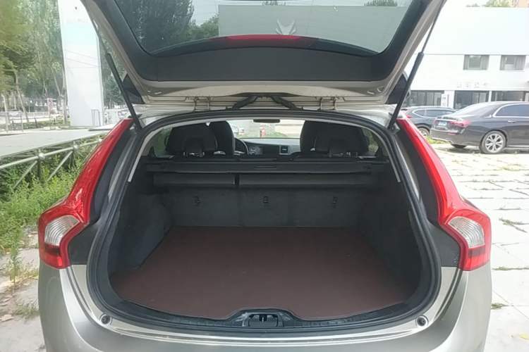 Used Volvo V60 2015 T5 Zhiyi Edition Trunk
