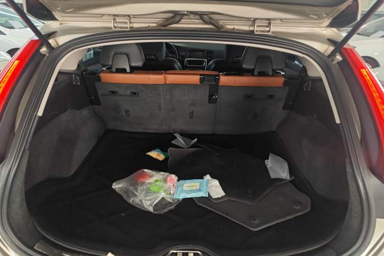 Used Volvo V60 2015 T5 Zhiya Edition Trunk