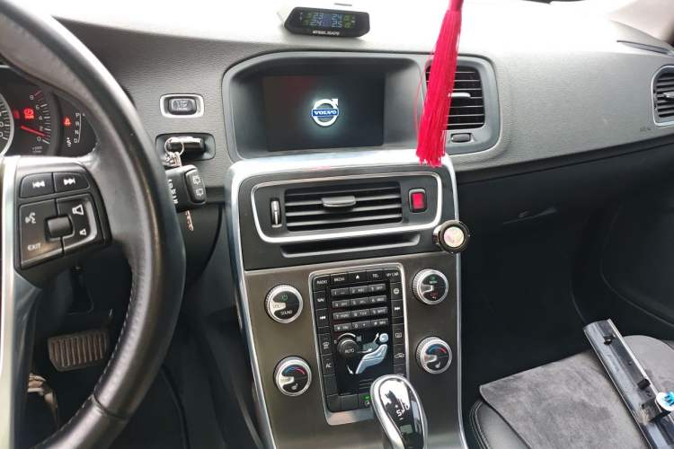 Used Volvo V60 2015 T5 Zhiyi Edition Audio And AC Panel