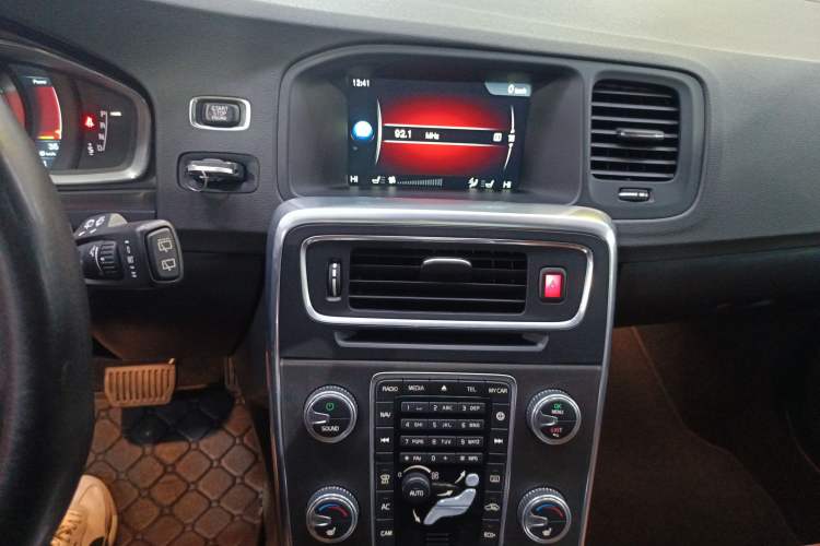 Used Volvo V60 2015 T5 Zhiya Edition Audio And AC Panel