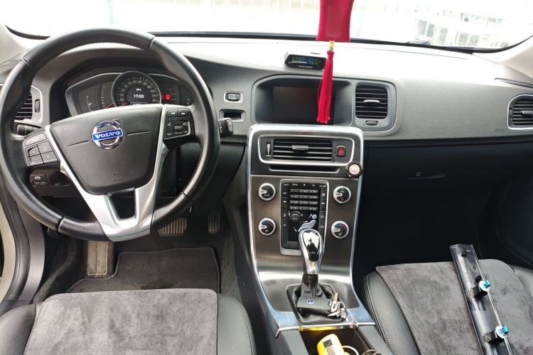Used Volvo V60 2015 T5 Zhiyi Edition Center Console