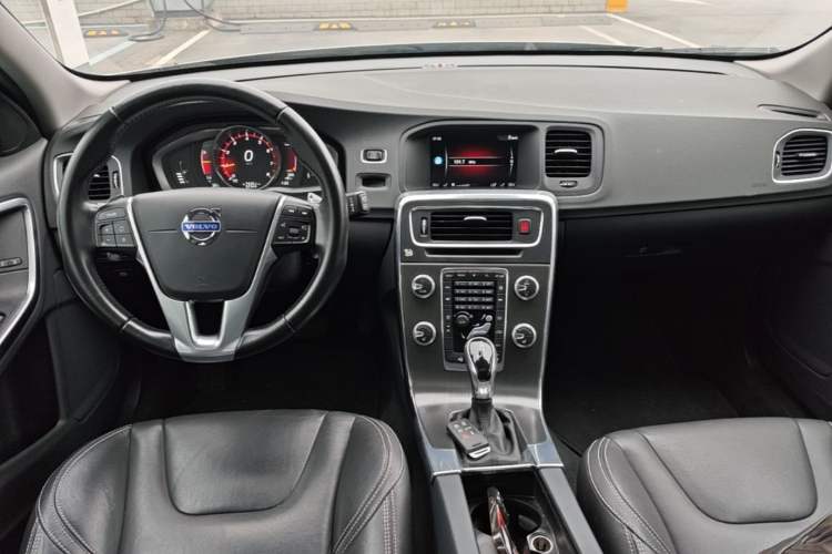 Used Volvo V60 2015 T5 Zhiya Edition Center Console