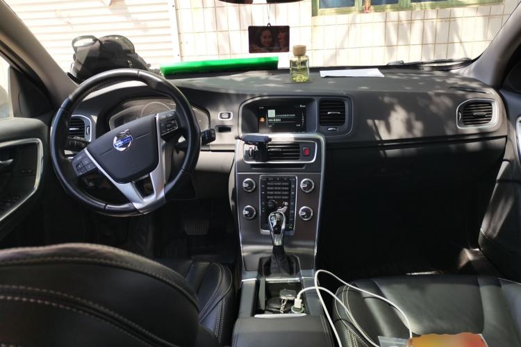 Used Volvo V60 2015 T5 Zhiya Edition Center Console