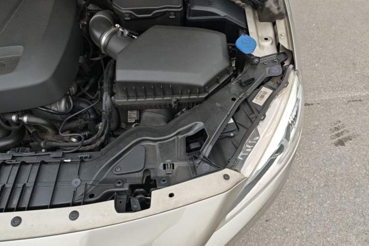 Used Volvo V60 2015 T5 Zhiya Edition Engine Bay Left