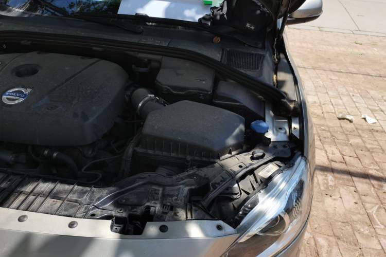 Used Volvo V60 2015 T5 Zhiya Edition Engine Bay Left