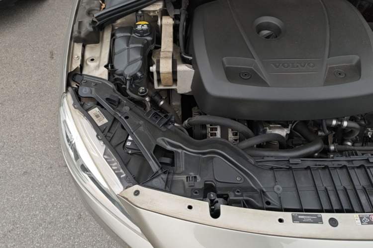 Used Volvo V60 2015 T5 Zhiya Edition Engine Bay Right