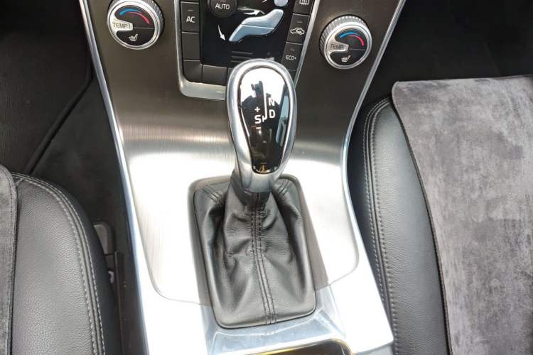 Used Volvo V60 2015 T5 Zhiyi Edition Gear Lever