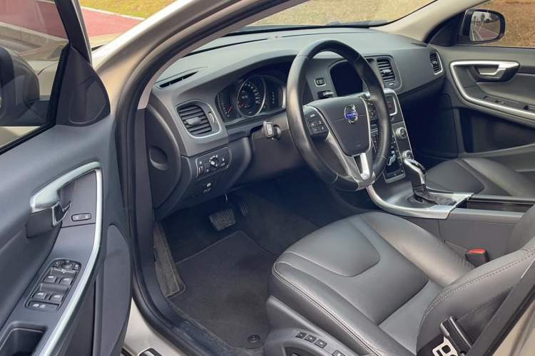 Used Volvo V60 2015 T5 Zhiyi Edition Interior 2