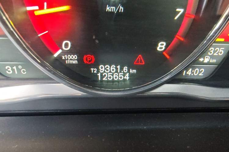 Used Volvo V60 2015 T5 Zhiyi Edition Odometer Close Up