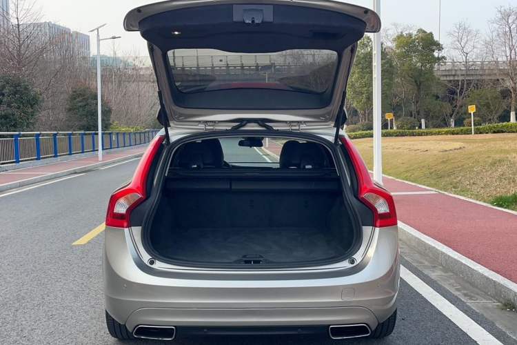 Used Volvo V60 2015 T5 Zhiyi Edition Trunk