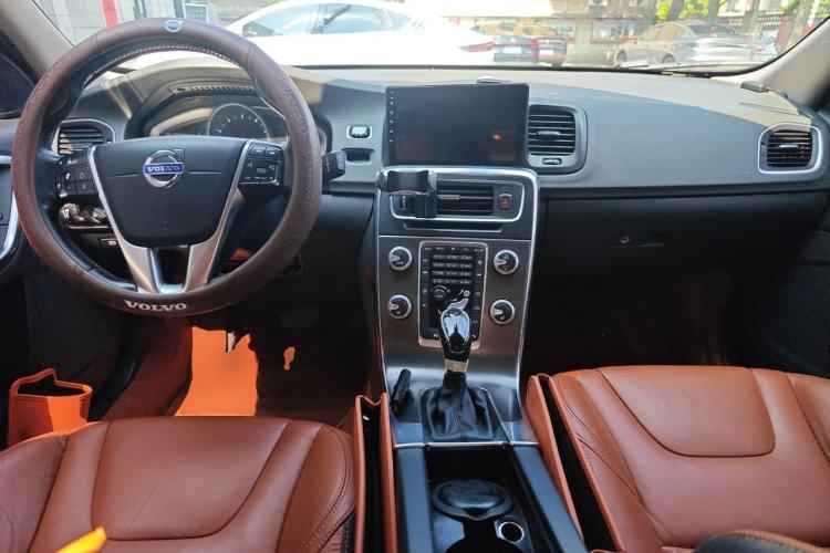 Used Volvo V60 2015 T5 Zhiya Edition Center Console