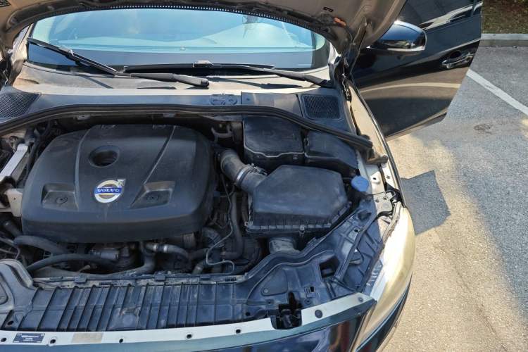 Used Volvo V60 2015 T5 Zhiya Edition Engine Bay Left