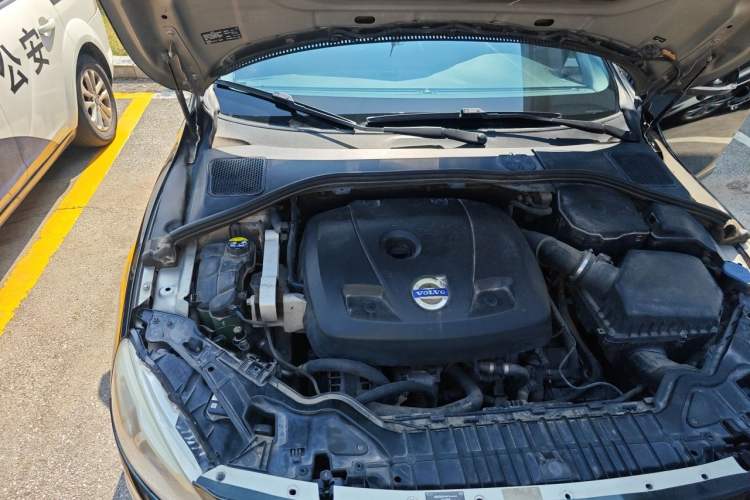 Used Volvo V60 2015 T5 Zhiya Edition Engine Bay Right