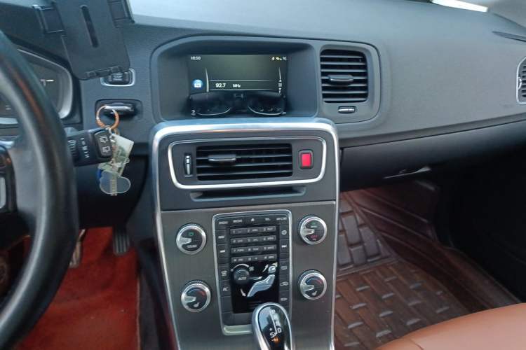 Used Volvo V60 2015 T5 Zhiyi Edition Audio And AC Panel