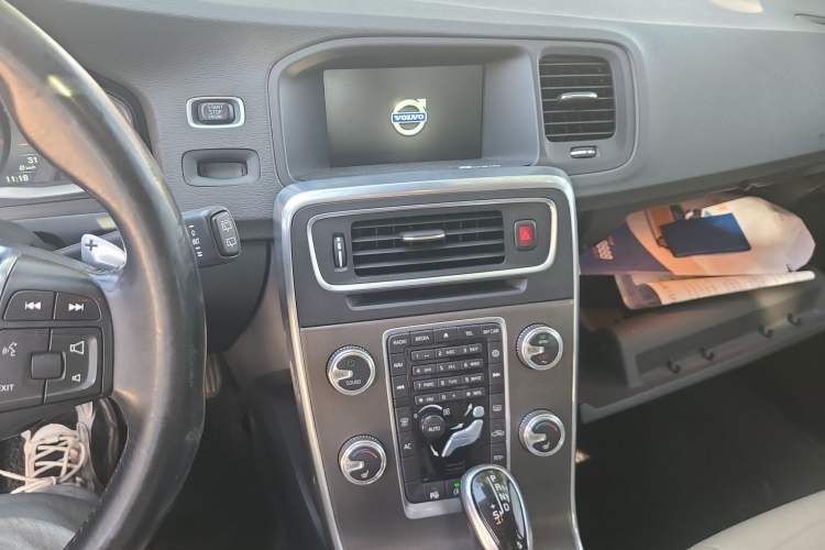 Used Volvo V60 2015 T5 Zhiya Edition Audio And AC Panel