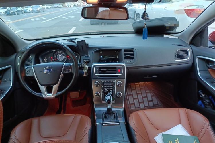 Used Volvo V60 2015 T5 Zhiyi Edition Center Console