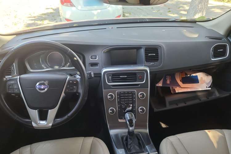 Used Volvo V60 2015 T5 Zhiya Edition Center Console