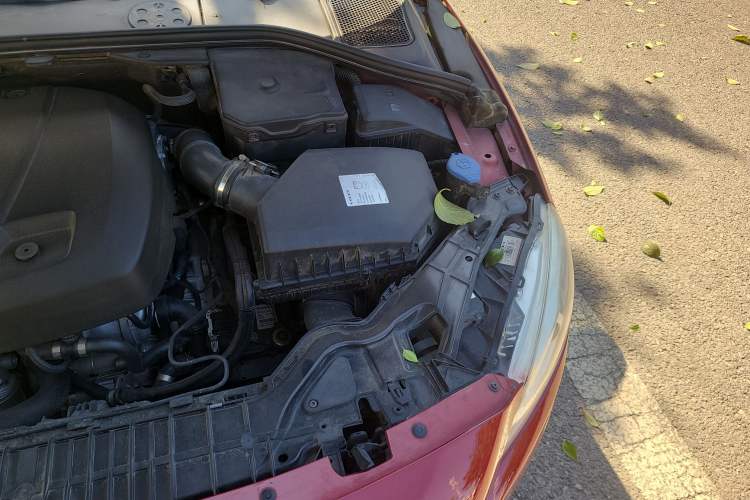 Used Volvo V60 2015 T5 Zhiya Edition Engine Bay Left