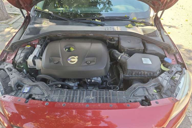 Used Volvo V60 2015 T5 Zhiya Edition Engine Bay