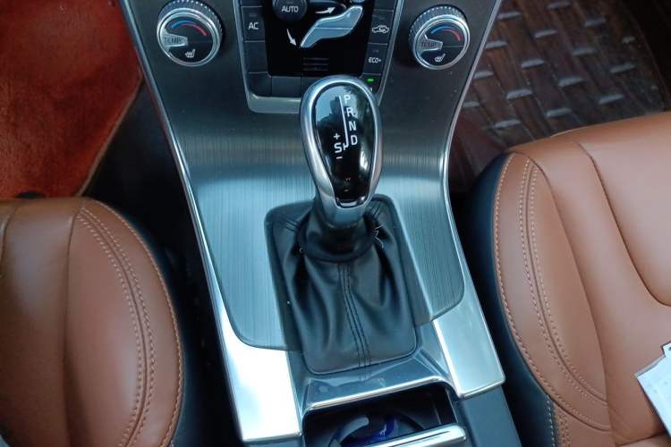 Used Volvo V60 2015 T5 Zhiyi Edition Gear Lever