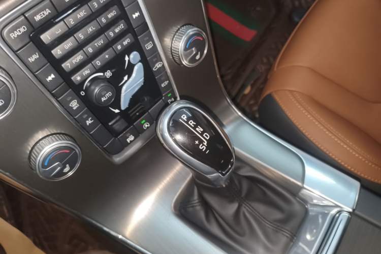 Used Volvo V60 2015 T5 Zhiya Edition Gear Lever